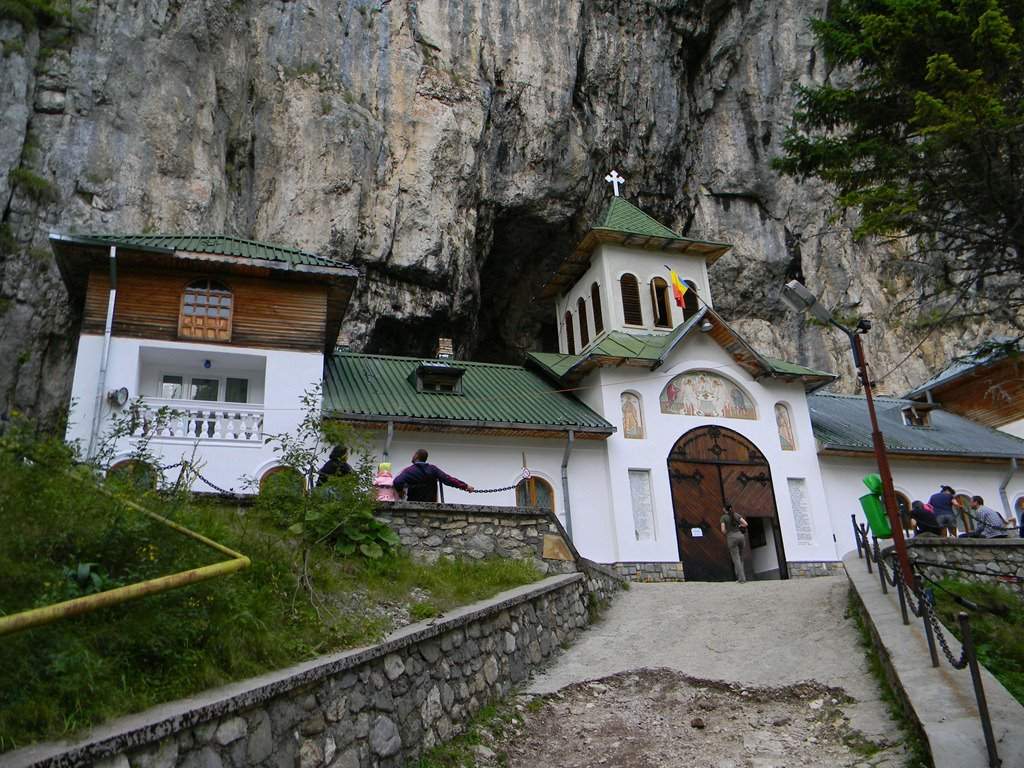 Locul din România unde găsești apă tămăduitoare și bolovanul dorințelor. Ce povești ascunde peștera / FOTO