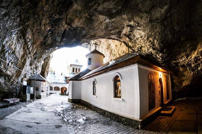 Locul din România unde găsești apă tămăduitoare și bolovanul dorințelor. Ce povești ascunde peștera / FOTO