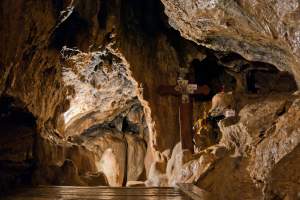 Locul din România unde găsești apă tămăduitoare și bolovanul dorințelor. Ce povești ascunde peștera / FOTO