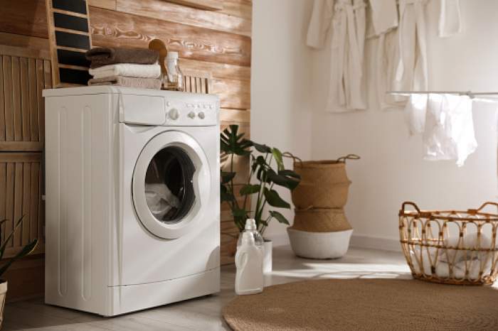 Specialiștii le recomandă oamenilor la care grade să folosească mașina de spălat ca să economisească energie electrică