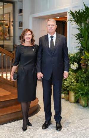 Carmen și Klaus Iohannis la Dineul Regelui Charles. Cum a fost comentată apariția primei doamne a României