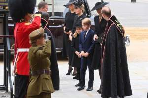 Ce ținută poartă Kate Middleton la înmormântarea Reginei Elisabeta. Soția Prințului William are un colier care i-a aparținut suveranei / FOTO