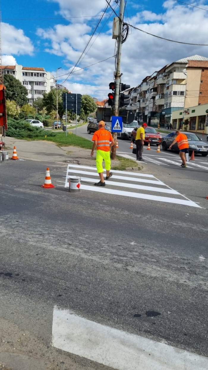 Orașul din România în care o trecere de pietoni s-a oprit în dreptul unui stâlp. Imaginile au devenit virale pe Internet / FOTO