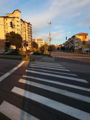 Orașul din România în care o trecere de pietoni s-a oprit în dreptul unui stâlp. Imaginile au devenit virale pe Internet / FOTO