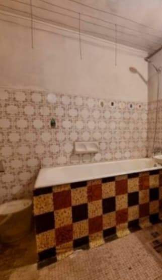 Apartamentul din București care arată „ca după război” a devenit viral pe internet. Ce sumă trebuie să plătești ca să-l cumperi / FOTO