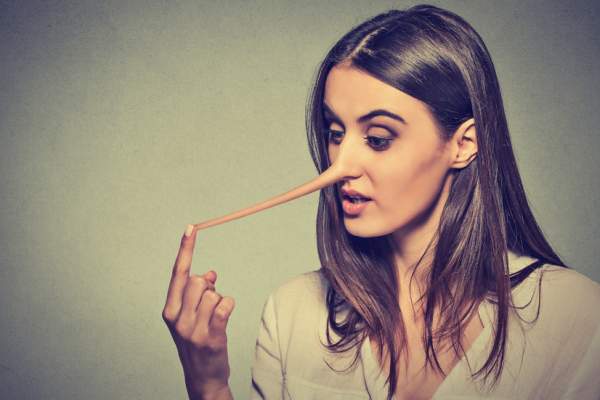 Zodii de femei care te mint cu zâmbetul pe buze. Ele trădează în relații sau prietenii