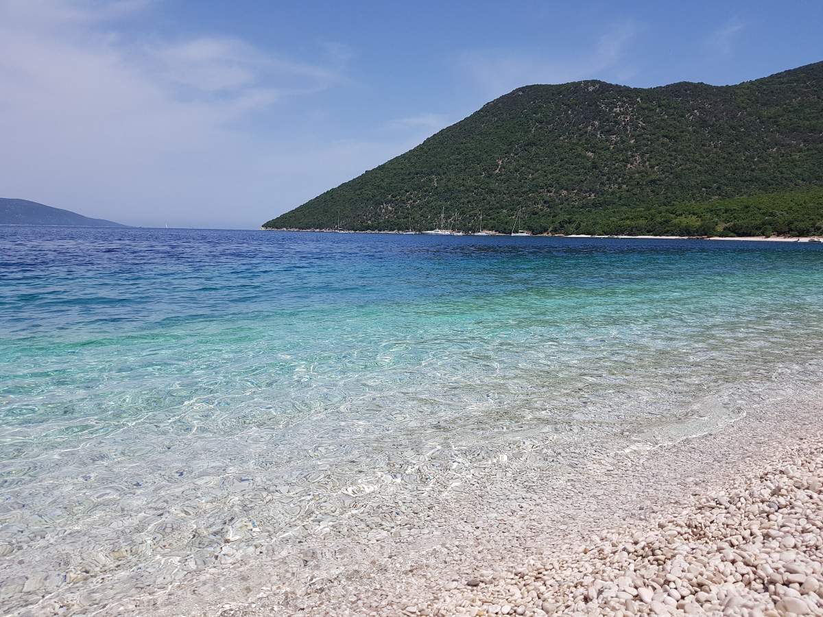 Un  grup de turiști au avut parte de un sfârșit tragic în vacanța din Grecia, după ce unul a decedat și ceilalți opt au fost răniți