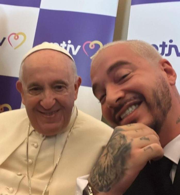 J Balvin s-a fotografiat cu Papa Francisc. Cântărețul a spus că a făcut poze cu Suveranul Pontif în stilul „latino gang” / FOTO