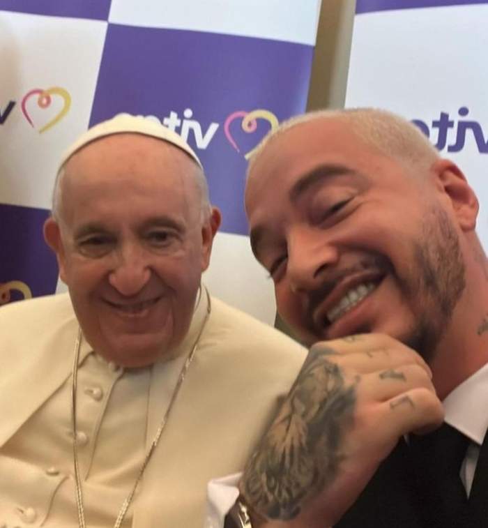 J Balvin s-a fotografiat cu Papa Francisc. Cântărețul a spus că a făcut poze cu Suveranul Pontif în stilul „latino gang” / FOTO