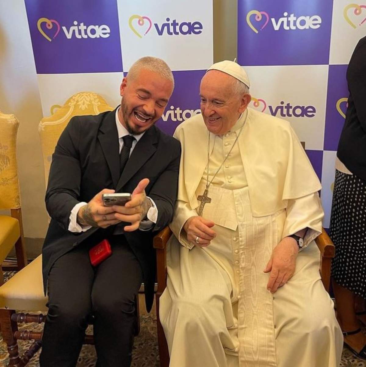 J Balvin alături de Papa Francisc