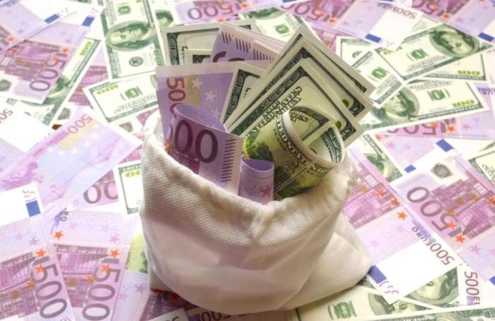 Euro a ajuns mai ieftin decât dolarul. Moneda europeană s-a prăbușit peste noapte și a coborât la minimul ultimilor 20 de ani