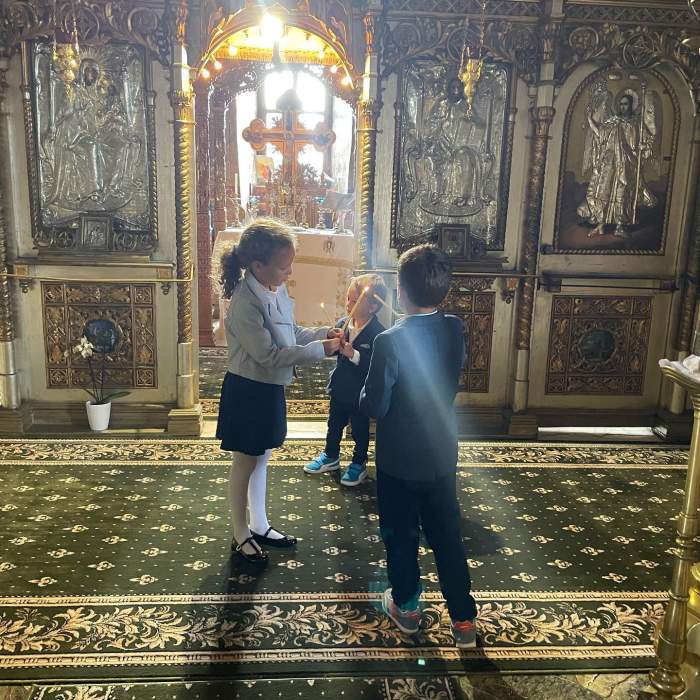 Mirela Vaida și-a dus copiii la biserică înainte de prima zi de școală. Imagini emoționante cu cei mici / FOTO