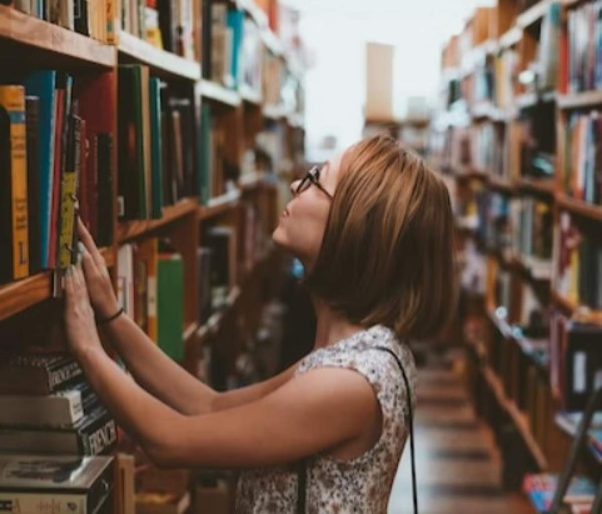 femeie în bibliotecă