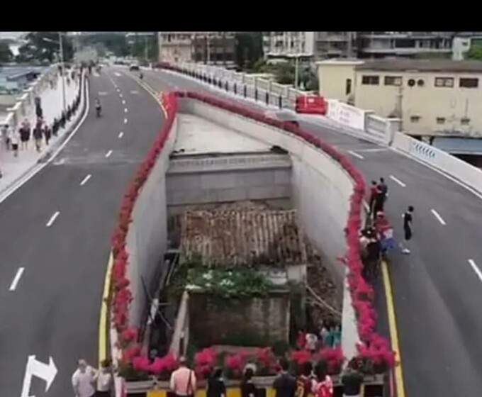 O casă a devenit obiectiv turistic, după ce un pod de autostradă a fost construit în jurul acesteia. De ce a refuzat propietarul să se mute / VIDEO