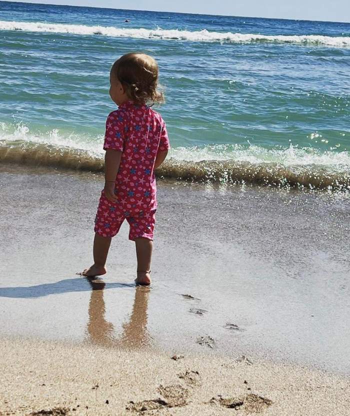 "Fiica mea iubește marea." Ce imagine adorabilă a postat Gina Pistol cu Josephine de pe litoralul românesc / FOTO