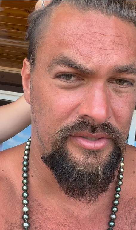 Jason Momoa a renunțat la părul lung care l-a consacrat. Actorul s-a tuns scurt pentru o cauză nobilă / FOTO