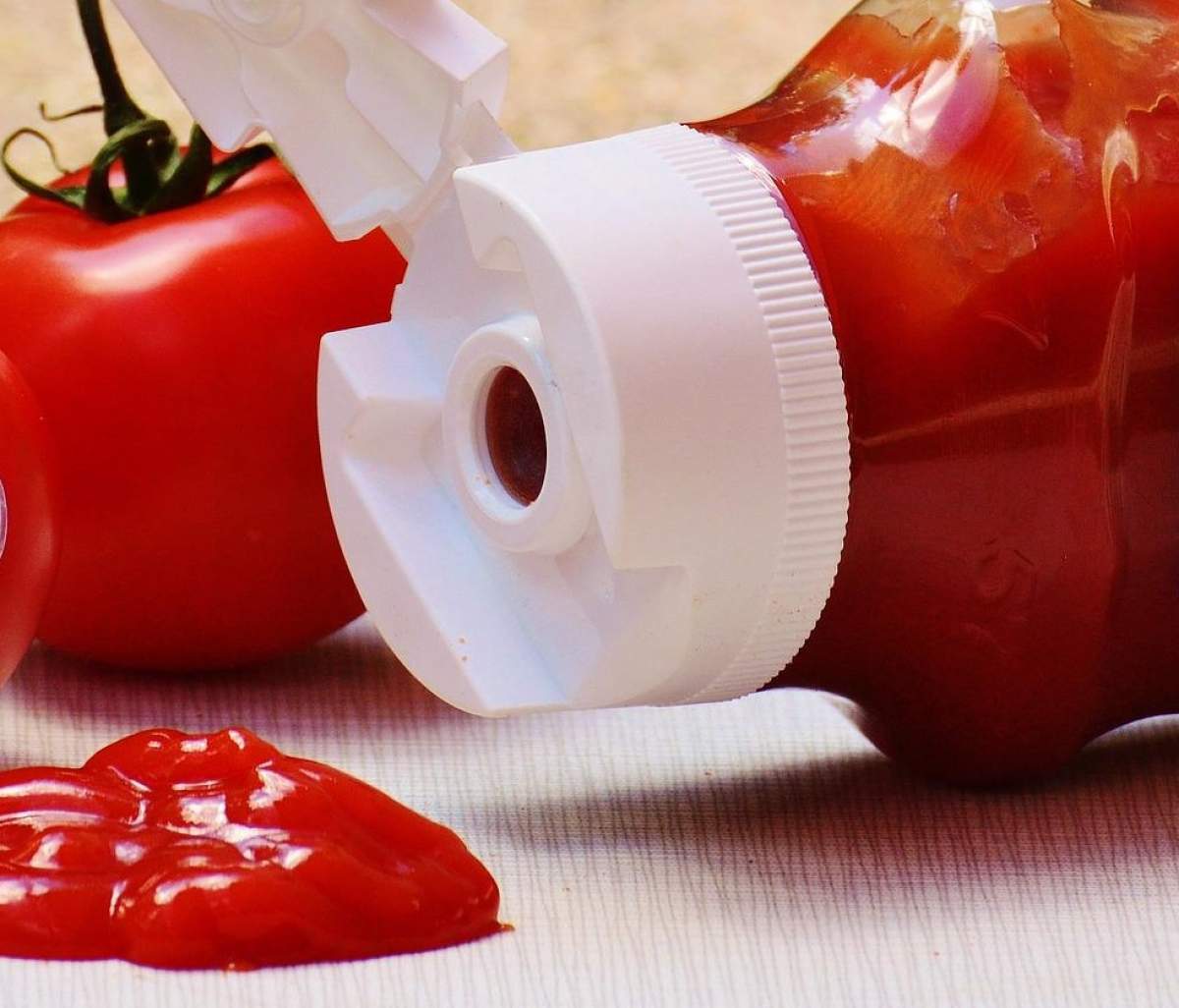 Alertă alimentară! Un tip de ketchup, retras de pe rafturile unui mare lanț de magazine din România