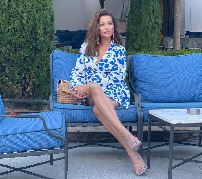 claudia patrascanu pe o banca