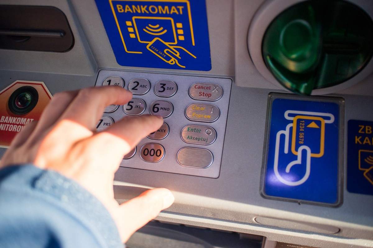 Cardurile cu tichete sociale nu pot fi verificate la bancomat. Cum poți afla câți bani mai ai pe ele