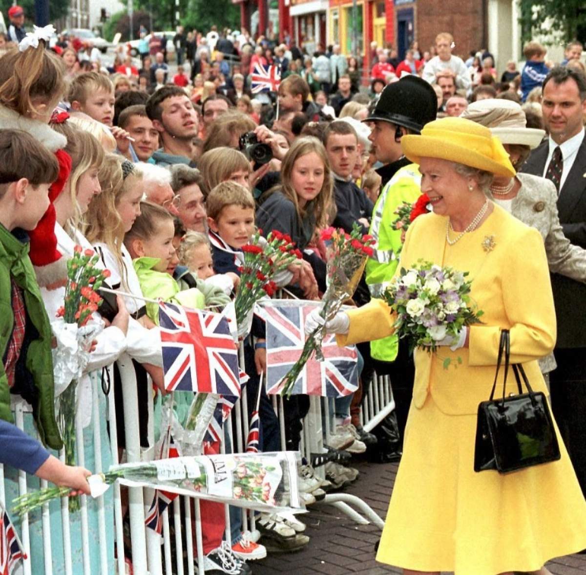 Regina Elisabeta a II a se folosea de poșeta ei pentru a transmite mesaje secrete. Ce însemna când o purta pe brațul stâng