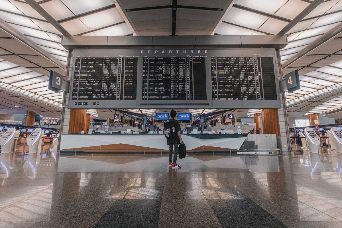 Un băiat într-un aeroport