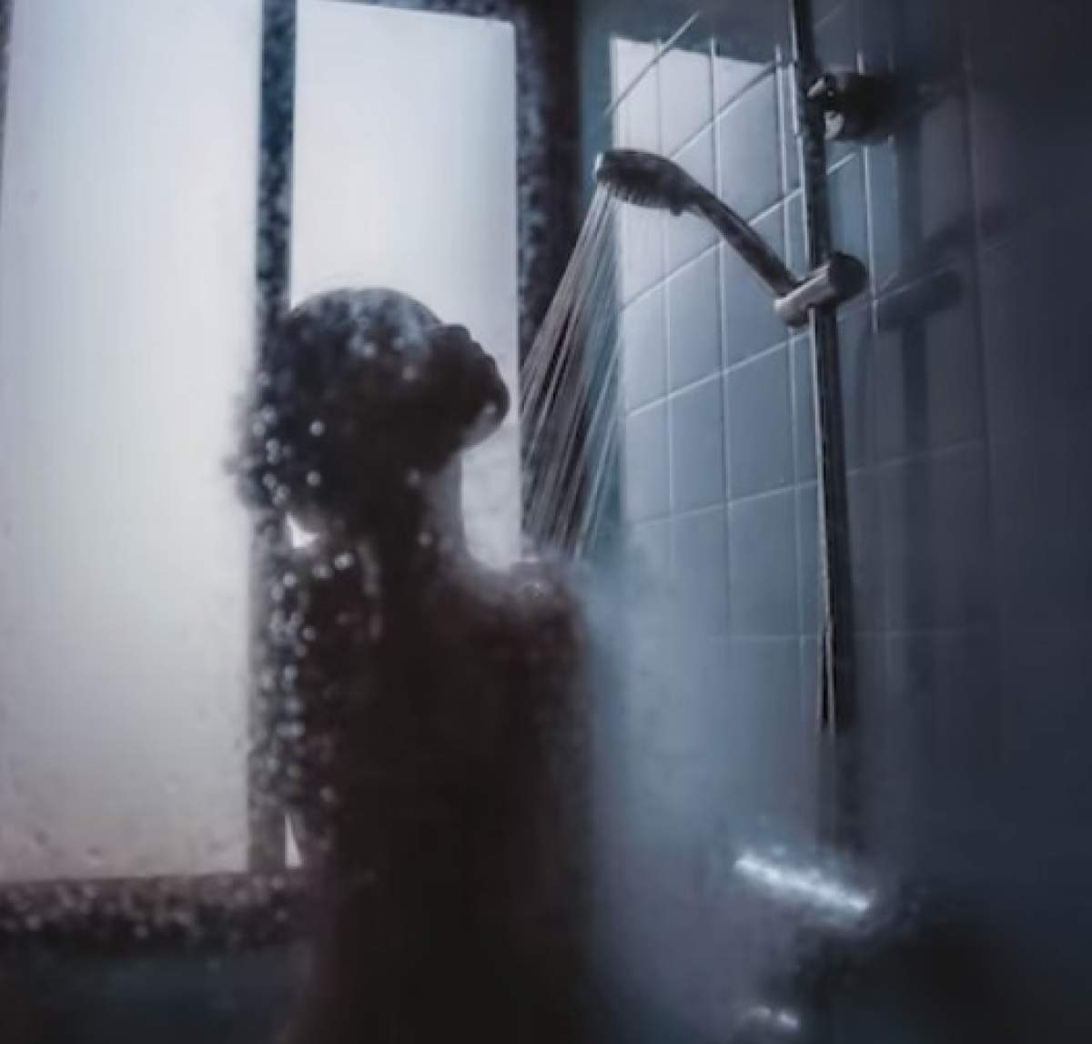 femeie în duș