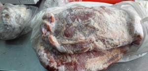 Bătrâni din Bistrița-Năsăud, hrăniți cu carne mucegăită la un cămin! Inspectorii de la Protecția Consumatorului au aplicat sancțiuni de 30.000 lei / FOTO