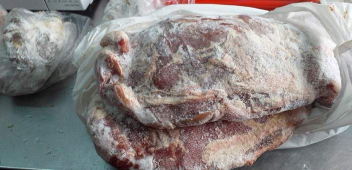 Bătrâni din Bistrița-Năsăud, hrăniți cu carne mucegăită la un cămin! Inspectorii de la Protecția Consumatorului au aplicat sancțiuni de 30.000 lei / FOTO