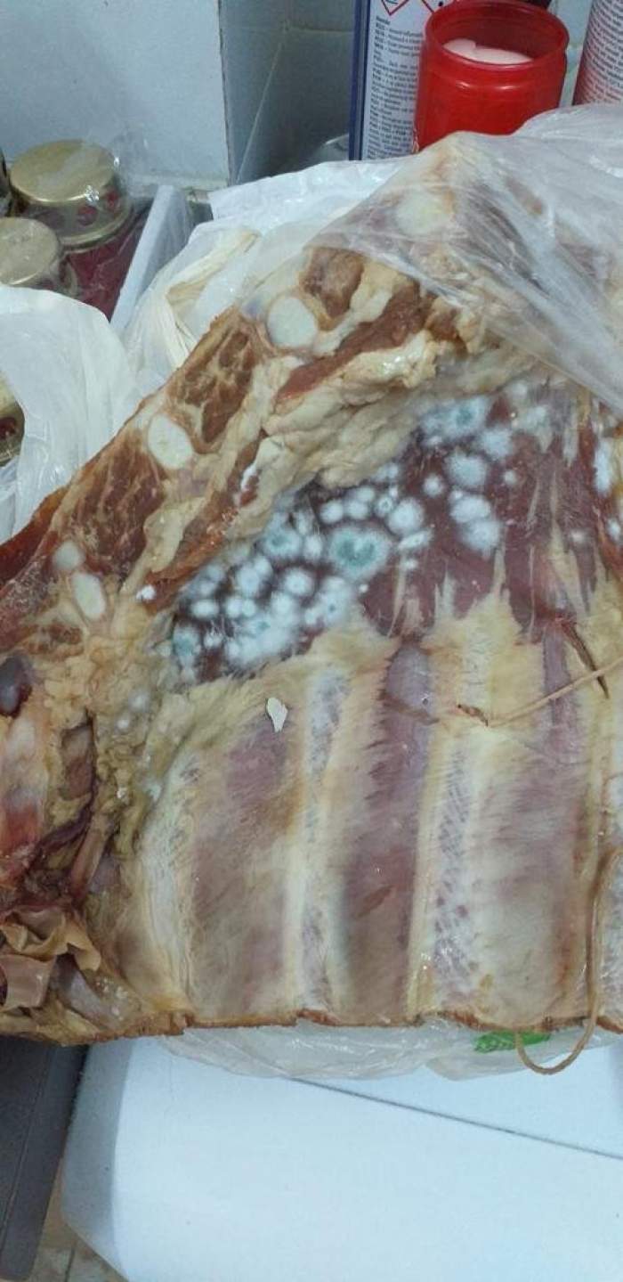 Bătrâni din Bistrița-Năsăud, hrăniți cu carne mucegăită la un cămin! Inspectorii de la Protecția Consumatorului au aplicat sancțiuni de 30.000 lei / FOTO