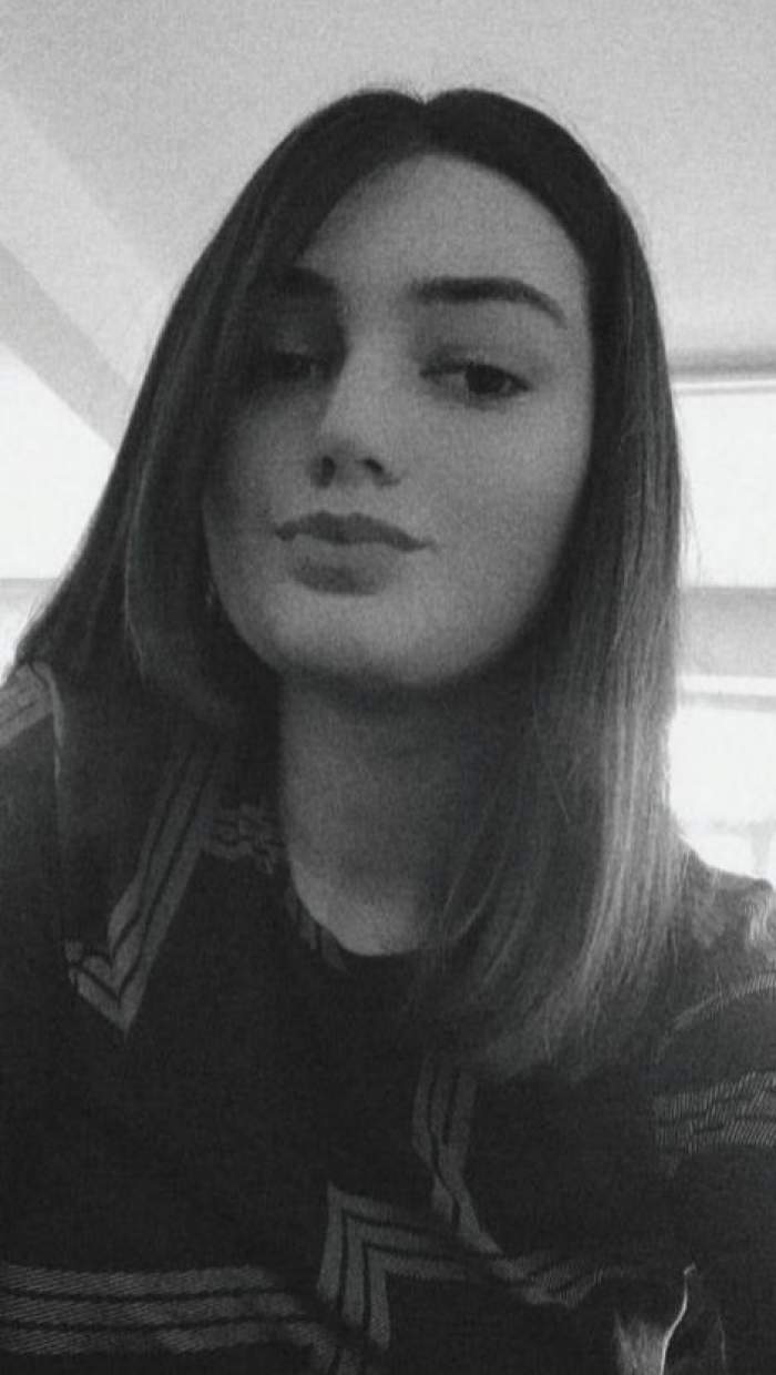 Adolescentă de 14 ani, omorâtă când mergea la colindat, în Truşeşti, Botoșani. Oamenii din sat au ridicat un altar de lumânări pentru ea