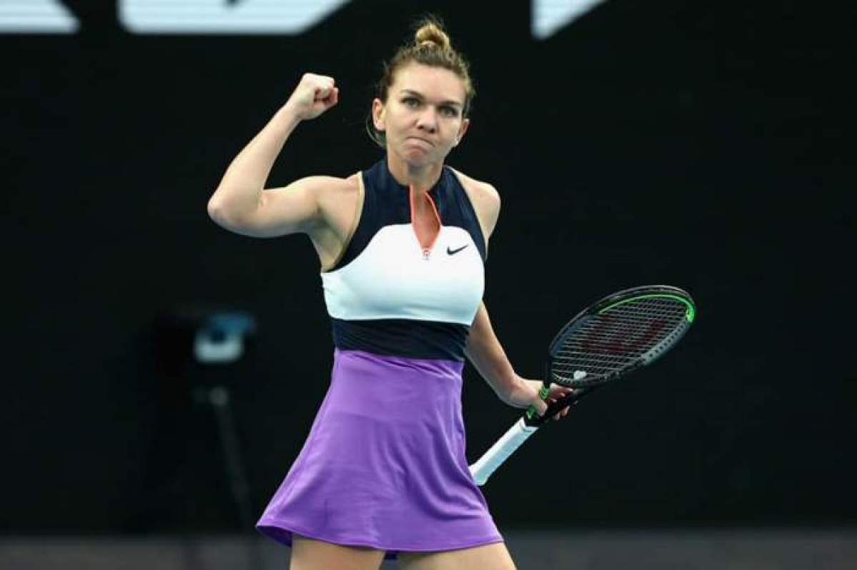 Simona Halep pe terenul de tenis.