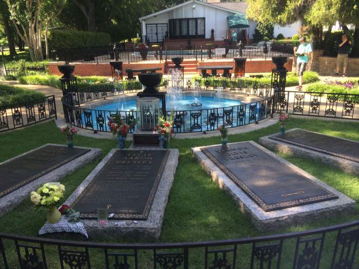 Cum arată Graceland, proprietatea în care a fost înhumat Elvis Presley. Casa a fost moștenită de cele trei nepoate ale Regelui rock and roll