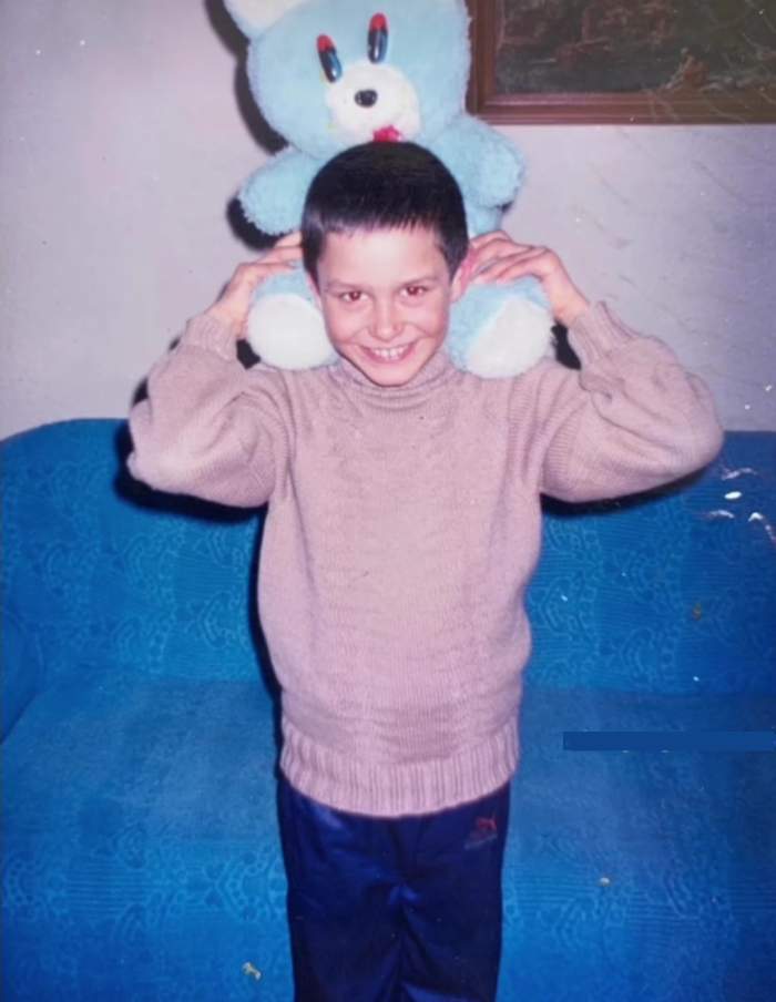 Recunoști copilul din imagine? Acum este un actor foarte cunoscut / FOTO