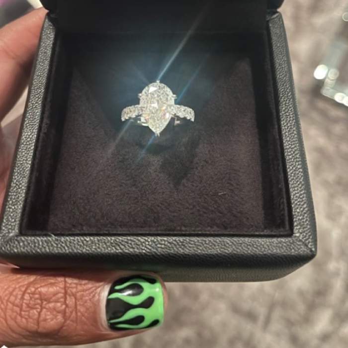 Cher a primit inelul cu diamant de la iubitul cu 40 de ani mai tânăr. Celebra cântăreață și-a etalat bijuteria în cadrul unei ieșiri romantice