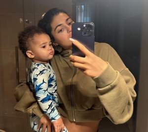 Kylie Jenner a dezvăluit numele fiului ei. Vedeta a postat și primele poze cu fața băiețelului, care va împlini în curând un an / FOTO