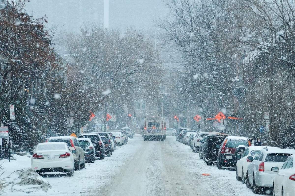 stradă pe care ninge