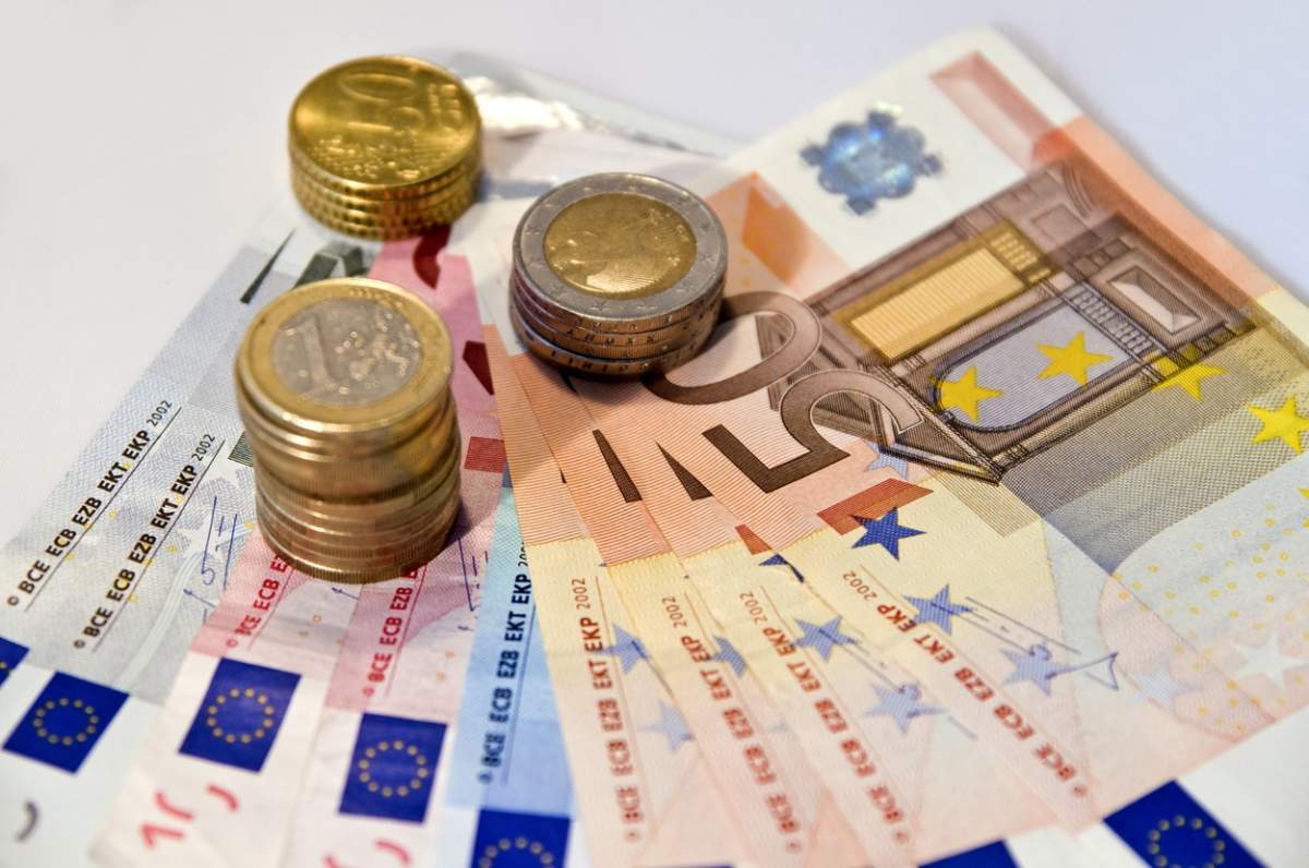 Euro a atins maximul ultimelor nouă luni în raport cu dolarul