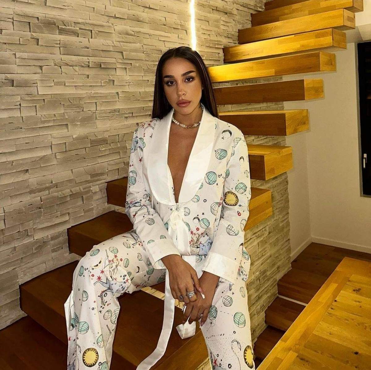 Cristina Ștefania era să fie strivită de elefanți când își făcea poză cu ei. Cristina Ștefania