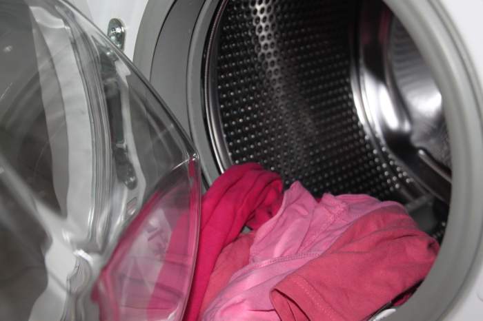 Greșeala pe care o faci când speli rufe. Strici și mașina de spălat, dar și hainele!