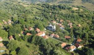 Satul din România unic în lume cu drum și biserica din marmura ar fi blestemat. De ce nu mai locuiesc oameni aici / FOTO