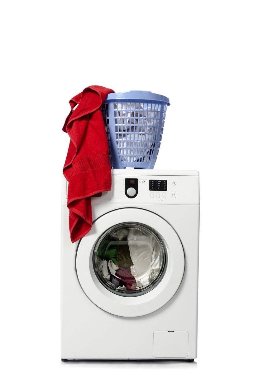 Motivul pentru care nu trebuie să lași hainele în mașina de spălat nici măcar o oră