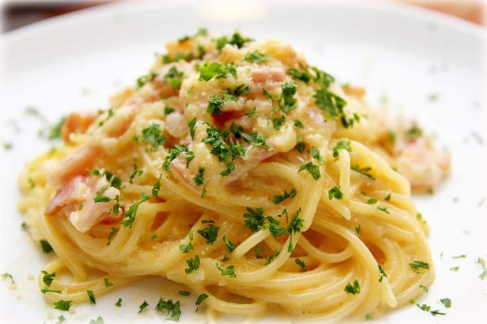 Rețeta de paste carbonara cu smântână. Preparatul perfect pentru o cină în familie