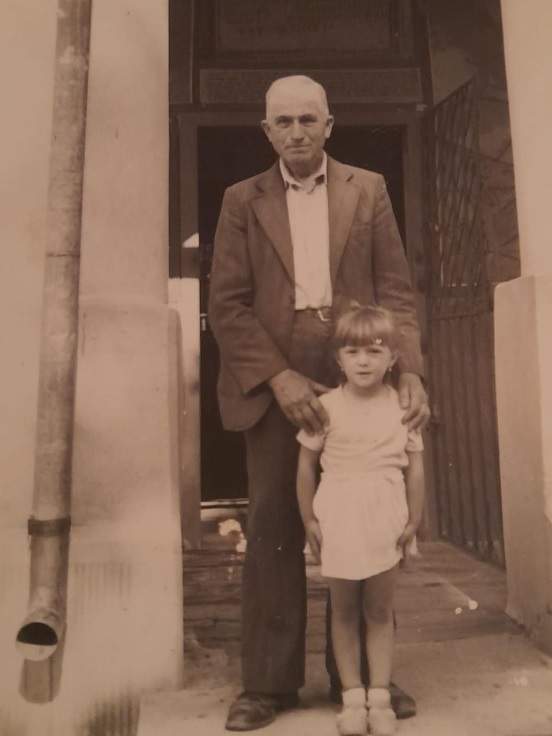 Adela Popescu, colecție de fotografii din copilărie. Vedeta a făcut publice imagini alături de părinții și bunicii ei: „Abia aștept să...”
