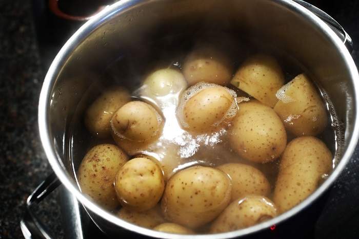 Ce ingredient trebuie pus în apa în care fierb cartofii