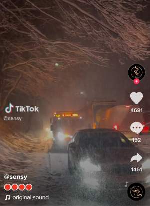 Sensy, blocată în trafic, din cauza zăpezii: „În față este un TIR răsturnat”. Mașinile nu au putut circula ore întregi / FOTO
