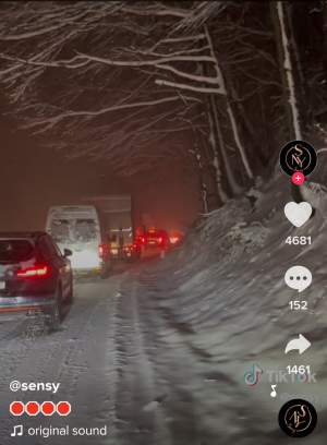 Sensy, blocată în trafic, din cauza zăpezii: „În față este un TIR răsturnat”. Mașinile nu au putut circula ore întregi / FOTO