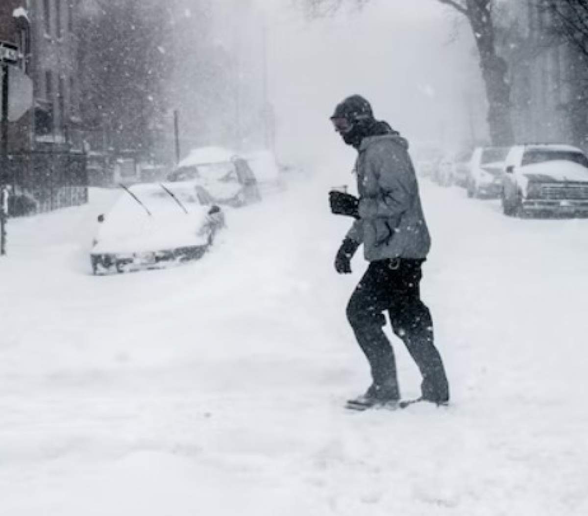 om în zăpezi pe stradă