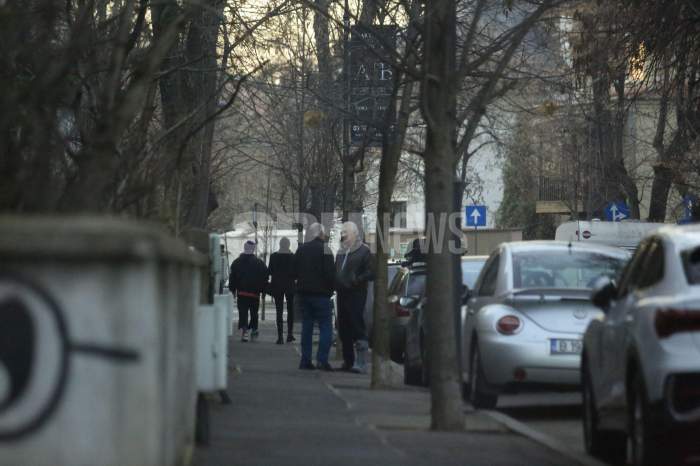 Ce a pățit Adriean Videanu?! Fostul politician a atras privirile oamenilor, când a ieșit pe stradă. De ce are nevoie de o orteză la picior / PAPARAZZI