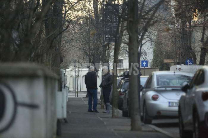Ce a pățit Adriean Videanu?! Fostul politician a atras privirile oamenilor, când a ieșit pe stradă. De ce are nevoie de o orteză la picior / PAPARAZZI