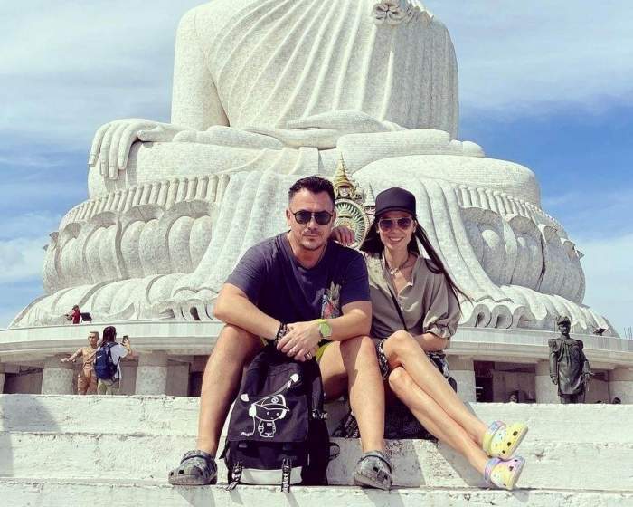 Răzvan și Irina Fodor în fața unei statui imense din Thailanda.
